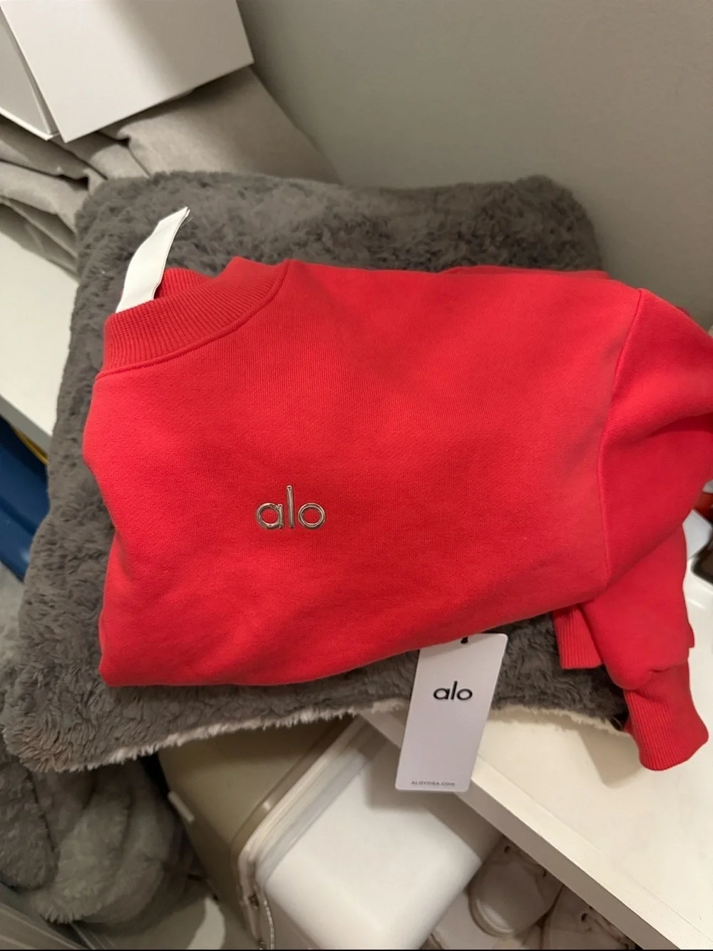 AUTHENTIC🍓 Alo Yoga Cropped Accolade Crewneck - Candy Red 🍓